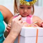 Niña abriendo un regalo