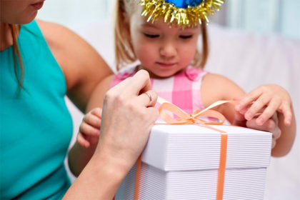 Niña abriendo un regalo