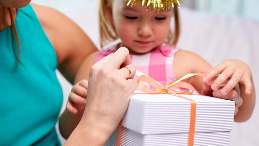 Niña abriendo un regalo